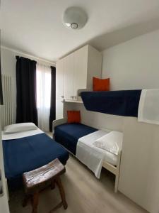 Ένα ή περισσότερα κρεβάτια σε δωμάτιο στο Meridien house +145 φωτογραφίες