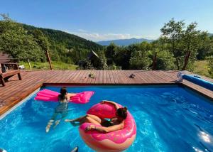 Bazén v ubytovaní Przysiółek Flądrówka - Dom na odludziu z widokiem na Gorce i Tatry alebo v jeho blízkosti