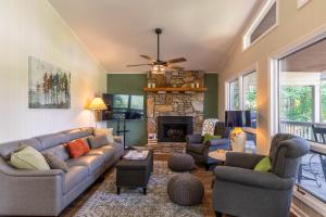 Χώρος καθιστικού στο Fairway Gem at Spruce Pine