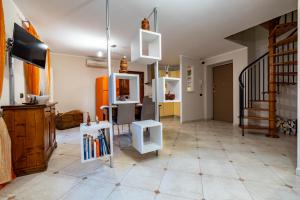 Televízia a/alebo spoločenská miestnosť v ubytovaní Inn Aosta Apartments