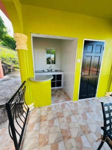 Balkón nebo terasa v ubytování Hibiscus View Apartment Rental