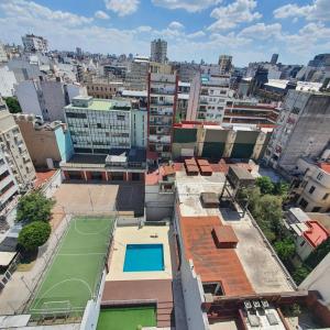 - une vue sur la ville et un court de tennis dans l'établissement Recoleta a 5 cuadras de El Ateneo, à Buenos Aires