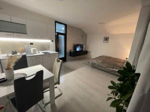 Η κουζίνα ή μικρή κουζίνα στο Fenix Apartman III