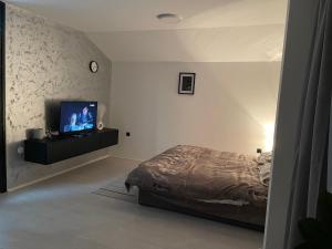 Ένα ή περισσότερα κρεβάτια σε δωμάτιο στο Fenix Apartman III