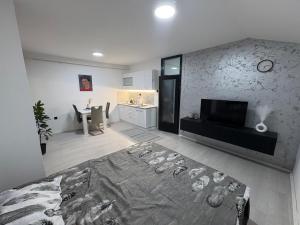 Ένα ή περισσότερα κρεβάτια σε δωμάτιο στο Fenix Apartman III