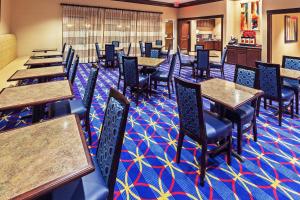 un restaurant avec des tables et des chaises sur un tapis bleu dans l'établissement TownePlace Suites by Marriott Corpus Christi, à Corpus Christi