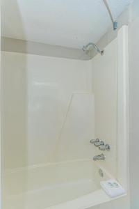 une salle de bain avec un lavabo et une baignoire dans l'établissement Breath-taking Remodeled Oceanfront Studio! Sea Mist 20307, à Myrtle Beach 28 autres photos