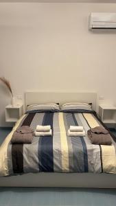 a bedroom with a bed with towels on it at La Casetta Dei Pescatori in Montesilvano +5 photos