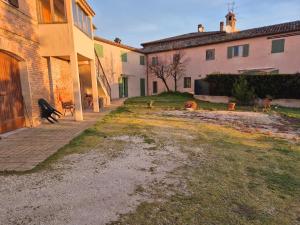 an empty yard in front of a building at casa in campagna in Montacuto