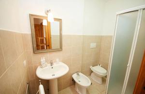 A bathroom at Tenuta Saracone