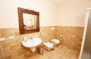 A bathroom at Tenuta Saracone