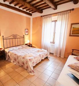 A bed or beds in a room at Tenuta Saracone Még 37 kép