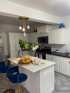 una cucina con isola e cesto di frutta di Seabliss Villa a Vieux Fort