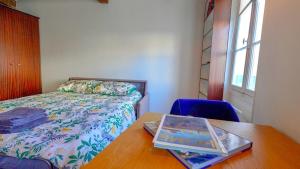 ein Schlafzimmer mit einem Bett und einem Tisch mit einem Buch darauf in der Unterkunft 012 Grand studio at quartier latin in Paris + 1 Foto