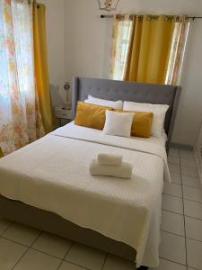 A bed or beds in a room at Seabliss Villa