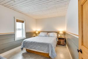 Postel nebo postele na pokoji v ubytování Ride From Your Door Cabin with VAST Trail Access!