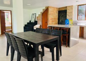 Posezení v ubytování Serenity Cottage 2 Bedroom 3 Bath