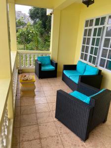 A seating area at Seabliss Villa