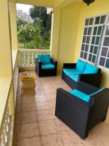A seating area at Seabliss Villa
