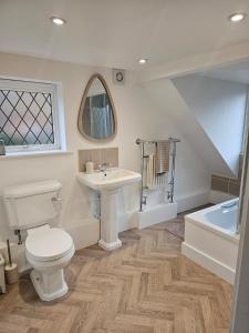 un bagno con un water, un lavandino e una vasca di Beautiful historic cottage pets welcome a Birchington Altre 14 foto