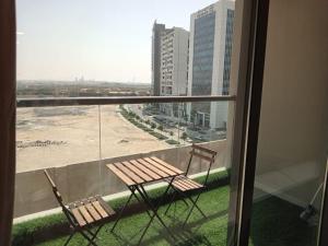 2 sillas sentadas en el balcón de un edificio en Studio in Business bay, Metro!, en Dubái