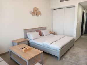 Un dormitorio con una cama y una mesa de café. en Studio in Business bay, Metro!, en Dubái