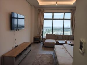 Una sala de estar con un sofá y un televisor de pantalla plana. en Studio in Business bay, Metro!, en Dubái 3 fotos más