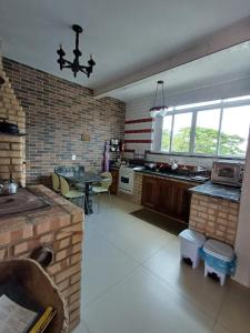 コンボリウーにあるFestroseのテーブルとダイニングルームのあるキッチン