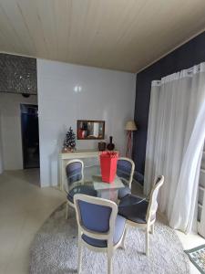 コンボリウーにあるFestroseのガラスのテーブルと椅子のあるダイニングルーム +1枚の写真