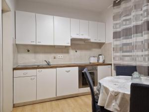 Η κουζίνα ή μικρή κουζίνα στο Bella Home Studio Apartment