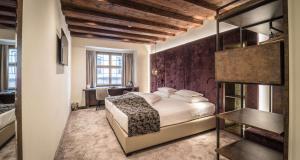 Hotel Goldener Adler, BW Signature Collection客房内的一张或多张床位