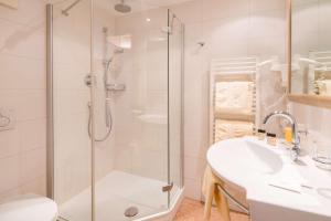 Hotel Goldener Adler, BW Signature Collection的一间浴室