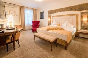 Hotel Goldener Adler, BW Signature Collection客房内的一张或多张床位