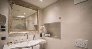 Hotel Goldener Adler, BW Signature Collection的一间浴室
