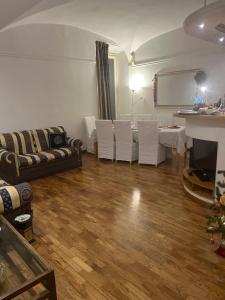 un soggiorno con un divano, un tavolo e delle sedie di Aurora 31 - Suite & Breakfast a Roma