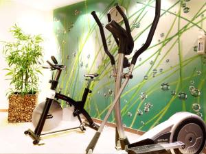 een kamer met twee hometrainers voor een muur bij Best Western Plus Plaza Hotel Graz in Graz