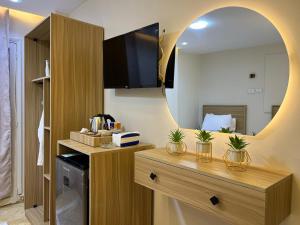 a room with a mirror and a room with a bed at Isis Pyramids View Inn in Cairo
