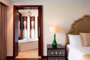 Postel nebo postele na pokoji v ubytování Ajman Saray, a Luxury Collection Resort, Ajman
