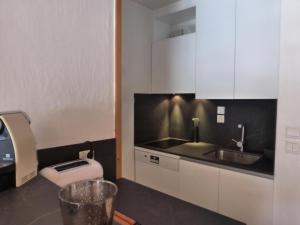 a small kitchen with white cabinets and a sink at Résidence Lachat - Bel appartement 3 pièces 6 personnes proche de Méribel centre MAE-2331 in Les Allues