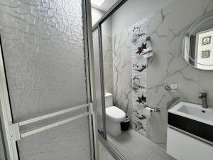 a bathroom with a shower and a toilet and a sink at Casa Campestre Bello Atardecer Cerca al Parque del Café con Piscina in La Esmeralda +18 photos