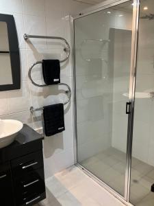 un baño con ducha y lavabo en Ski, Mtn Bike or Hike from the heart of Thredbo, en Thredbo 24 fotos más