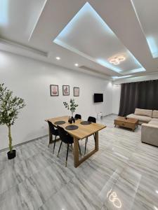una sala de estar con una mesa y un sofá en Résidence Jordan, en Dakar
