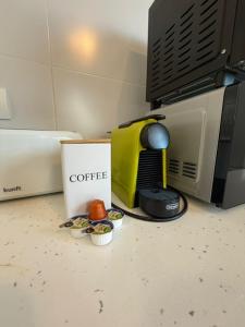 Coffee and tea making facilities at Ático by Alhaurín Loft City Center