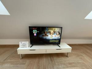 A television and/or entertainment centre at Ático by Alhaurín Loft City Center
