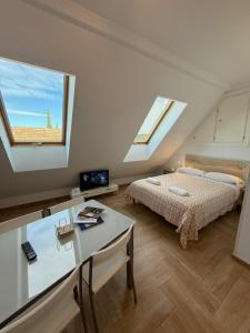 A bed or beds in a room at Ático by Alhaurín Loft City Center