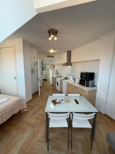 A kitchen or kitchenette at Ático by Alhaurín Loft City Center