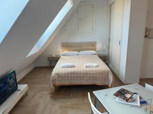 A bed or beds in a room at Ático by Alhaurín Loft City Center