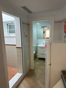 kuchnia z prysznicem i lodówką w pokoju w obiekcie Citrus Suite by Alhaurín Loft City Center w mieście Alhaurín de la Torre +21 zdjęć