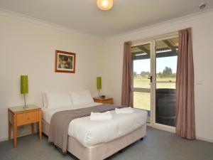 Łóżko lub łóżka w pokoju w obiekcie Madigan Wine Country Cottages