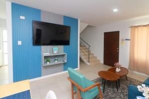 TV a/nebo společenská místnost v ubytování Oasis costero Acogedora Casa Familiar